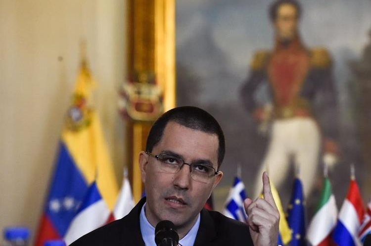 El canciller de Venezuela, Jorge Arreaza, confirmó la decisión del régimen de Nicolás Maduro de expulsar al embajador español. (Foto Prensa Libre: AFP)