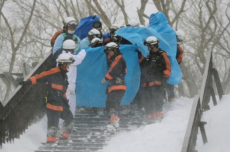 Recate de las víctimas por avalancha de nieve en Japó. (AFP)