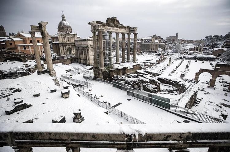 El Fori Imperiali completamente nevado, en Roma, Italia. (Foto Prensa Libre: EFE)