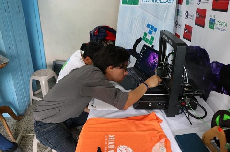 La impresora 3D facilitará la creación de inventos de los niños y jóvenes. (Foto Prensa Libre: María José Longo)