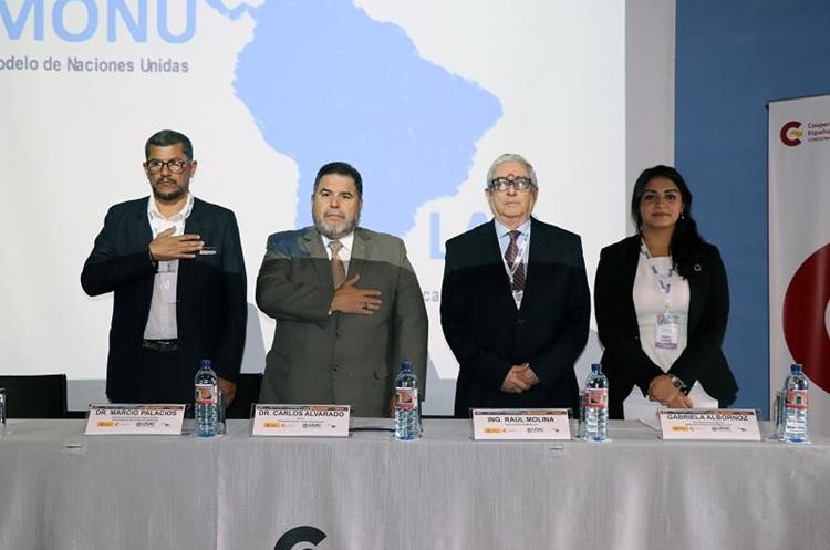 Representantes de la Universidad de San Carlos de Guatemala y de la Universidad de Santiago de Chile fueron  Coorganizadores de la Monulac 2017. (Foto Prensa Libre: Renato Melgar)