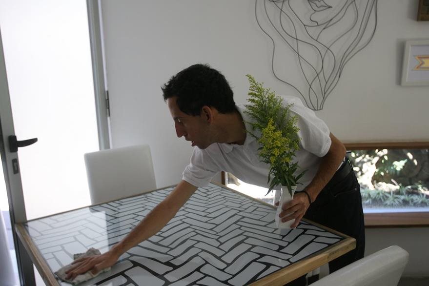 Fernando Martínez, de 24 años, hace su trabajo con diligencia y está feliz de hacerlo. (Foto Prensa Libre: Brenda Martínez)