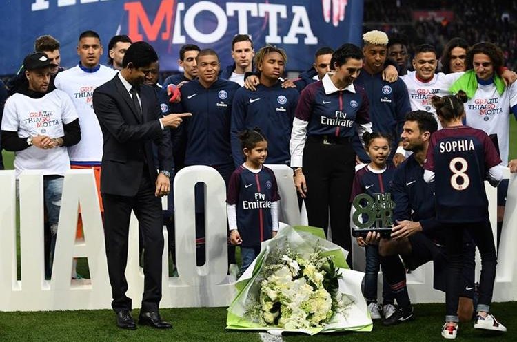 El presidente del PSG, Nasser Al-Khelaifi participa de la despedida de Thiago Motta de la actividad futbolística. (Foto Prensa Libre: AFP)
