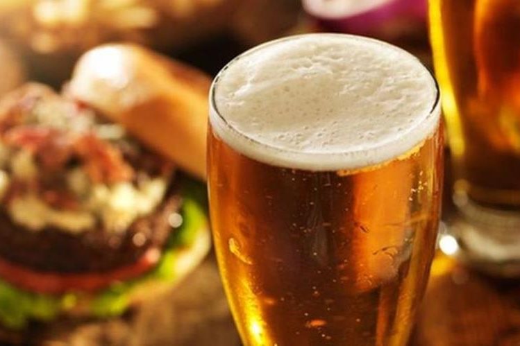 El mismo alcohol tiene muchas calorías. Una copa grande de vino, por ejemplo, puede tener tantas como una dona. (THINKSTOCK)
