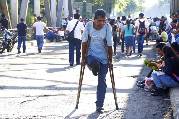 Daniel Antonio Cordero, de 52 a&ntilde;os, se dirig&iacute;a a Retalhuleu y fue uno de los miles de afectados por los bloqueos en carreteras. (Foto Prensa Libre: Rolando Miranda)