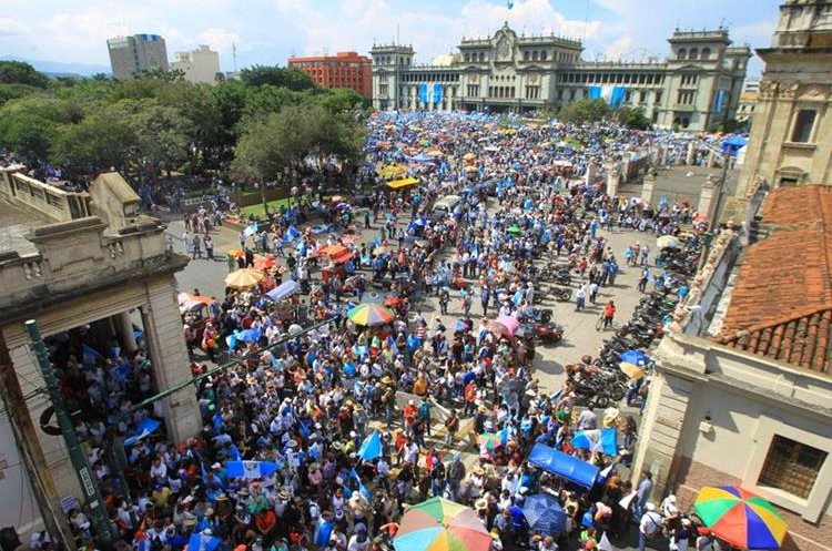 A la manifestación efectuada en la Plaza de la Constitución se sumaron cientos de guatemaltecos de diferentes puntos del territorio. (Foto Prensa Libre: Álvaro Interiano)