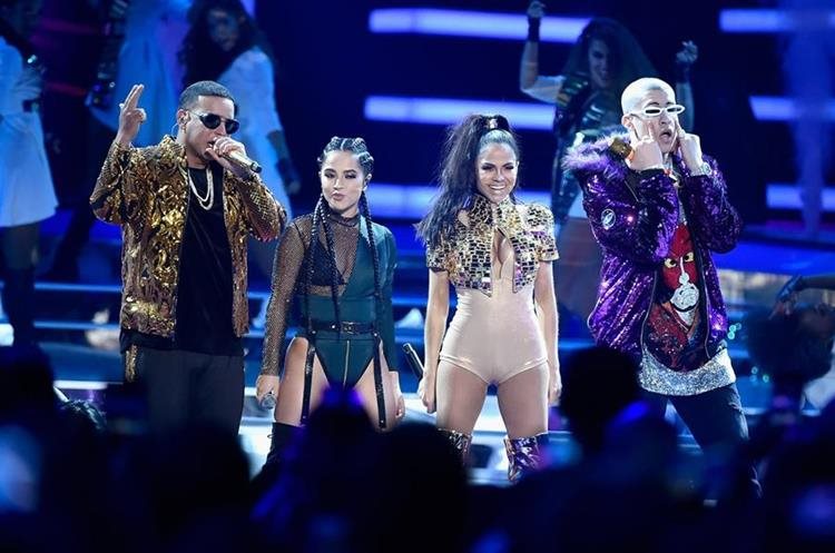 Daddy Yankee, Becky G, Natti Natasha y Bad Bunny interpretaron un remix de "Dura" (Foto Prensa Libre: AFP). 