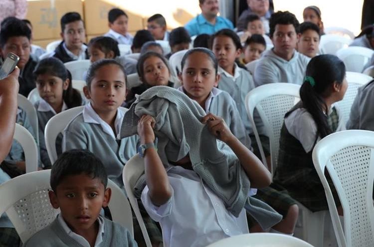 El presidente se dirigió a un grupo de alumnos durante la inauguración. (Foto Prensa Libre: Estuardo Paredes)