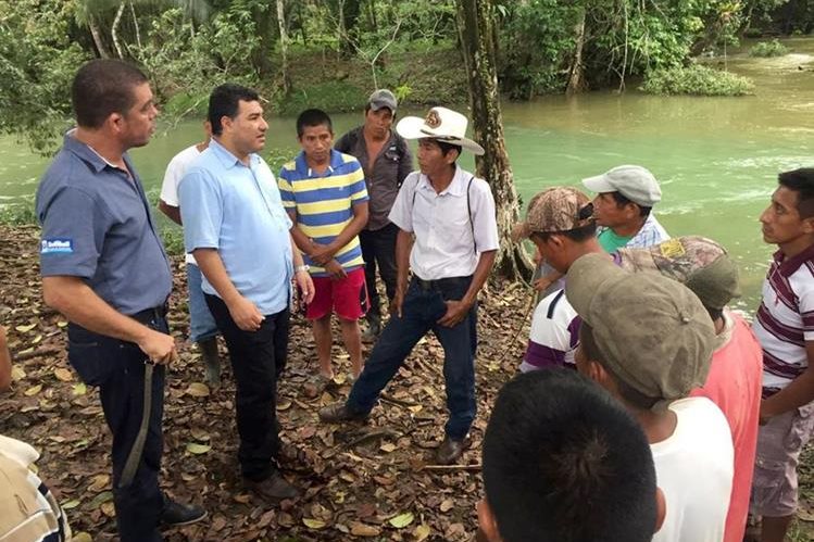 Pobladores dialogan con autoridades respecto de la contaminación del río. (Foto Prensa Libre: Dony Stewart).