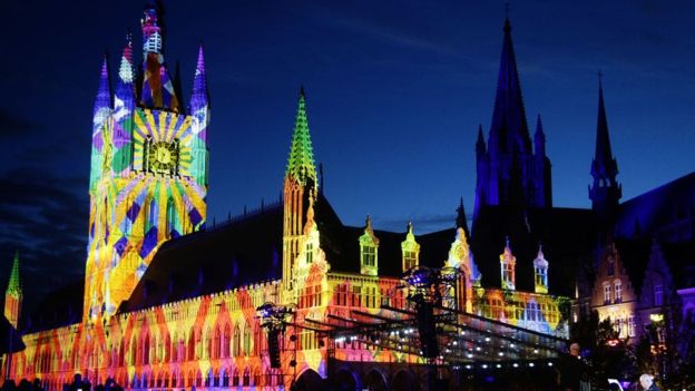 La ciudada belga de Ypres se vistió de luces para conmemorar la batalla de Passchendaele. GETTY IMAGES