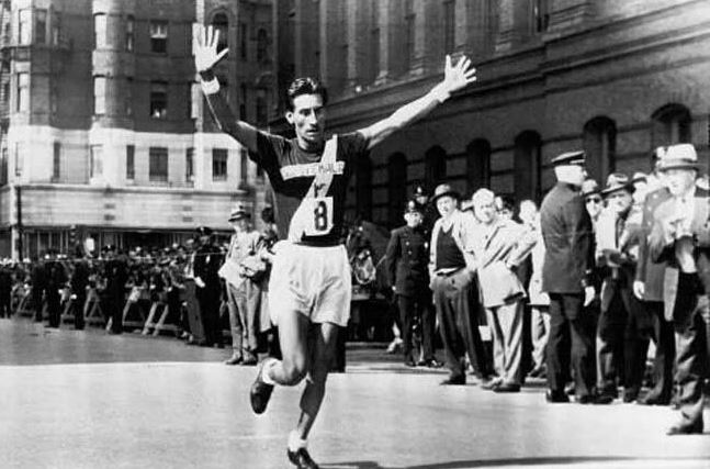 Doroteo Guamuch Flores en el momento que ingresa a la meta en Boston, en 1952. (Foto Hemeroteca PL).