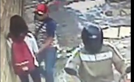 Momento en el que uno de los delincuentes somete a la joven mujer para robarle su teléfono celular. (Foto Prensa Libre: Carlos Ventura)
