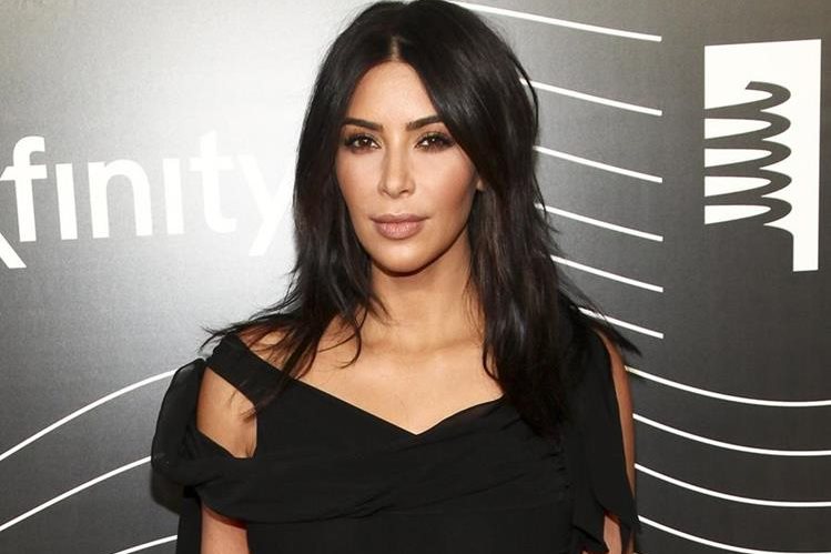 La socialité Kim Kardashian declaró ante la policía cómo había sido el robo que sufrió en Francia. (Foto Prensa Libre: AP).
