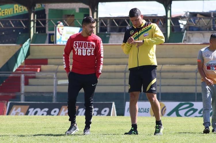 El capitán Joaquín Álvarez y el defensa Wilmer Barrios se han entrenado al margen de sus compañeros por las lesiones que sufren. (Foto Prensa Libre: Raúl Juárez)
