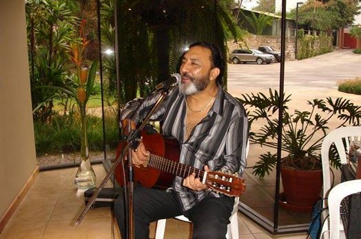 Durante los últimos años, el cantautor Sergio Iván de León se presentó en distintos escenarios, nunca dejó de cantar. (Foto Prensa Libre: Facebook)