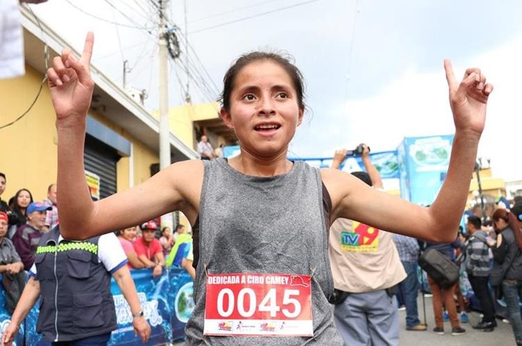Por segundo año consecutivo, Monterroso se llevó la San Silvestre que se organiza en Quetzaltenango.(Foto Prensa Libre: Raúl Júarez)