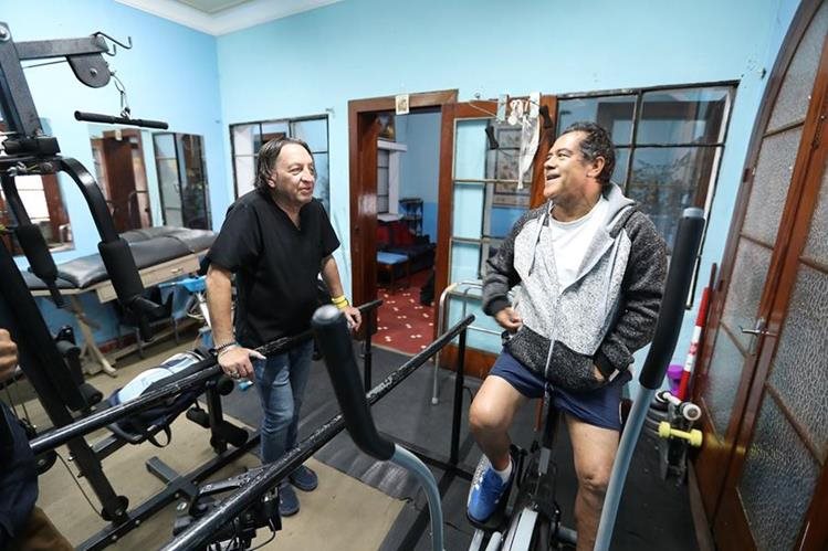 Byron Pérez trabaja en su recuperación en la clínica de Francisco de Aguirre, quien le explica los diferentes procesos que debe cumplir. (Foto Prensa Libre: Eddy Recinos)
