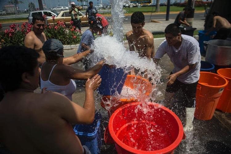 Las personas que habitan en asentamientos son las más afectadas por falta de agua. (Foto Prensa Libre: Hemeroteca PL)