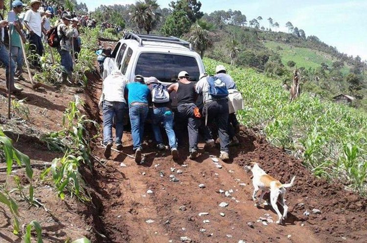 El jefe edil y el concejal tercero habían participado en una reunión con pobladores de Pajales, Chicamán. (Foto Prensa Libre: Héctor Cordero)