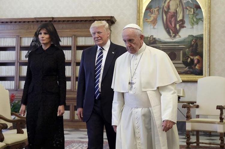 La Primera Dama, el Presidente de EE. UU. y el Papa Francisco, en el Vaticano. (Foto Prensa Libre: AP)
