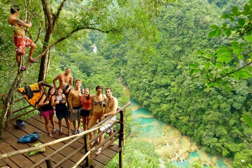 Muchos turistas prefieren sitios con abundante naturaleza. (Foto Prensa Libre: elmurolanquin.net)