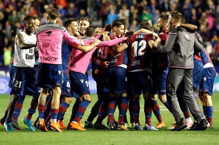 Los jugadores del Levante festejaron efusivamente el triunfo por 5-4 sobre el Barcelona. (Foto Prensa Libre: EFE)
