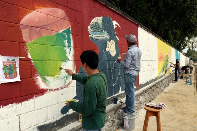 Artistas pintan murales en una avenida de Puerto Barrios, Izabal. (Foto Prensa Libre: Dony Stewart)