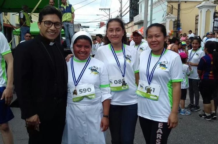La religiosa junto al párroco Lester García y dos competidoras. (Foto Prensa Libre: Cortesía).