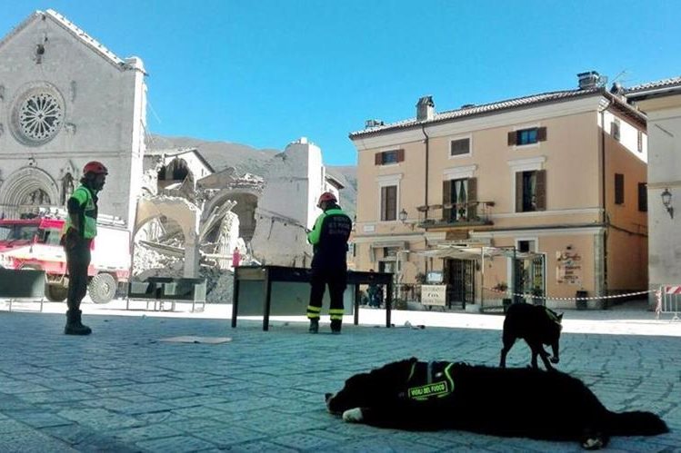 Socorristas observan los daños causados en la Iglesia de San Benito en Norcia, de la cual en pie quedó solo la fachada. (Foto Prensa Libre: EFE)