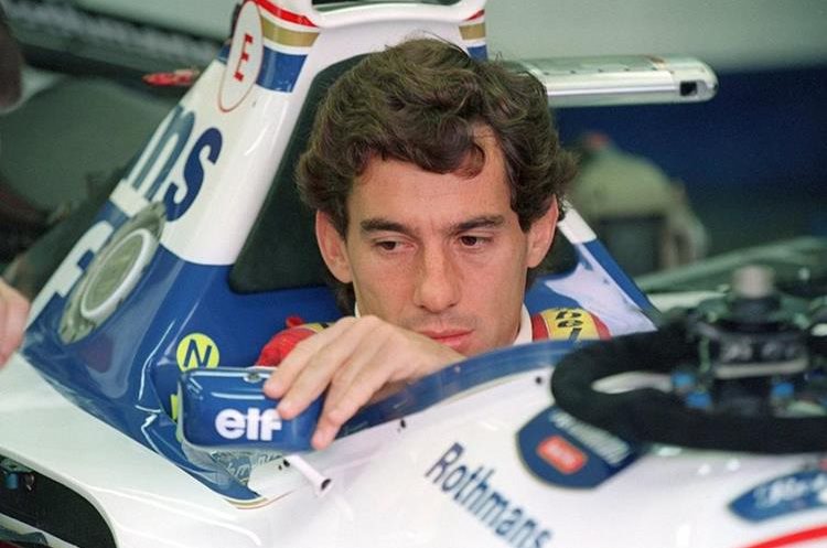 Una de las últimas fotos de Ayrton Senna en vida, captada antes de iniciar la fatal carrera en la que perdiera la vida el 1 de mayo de 1994. (Foto: AFP)