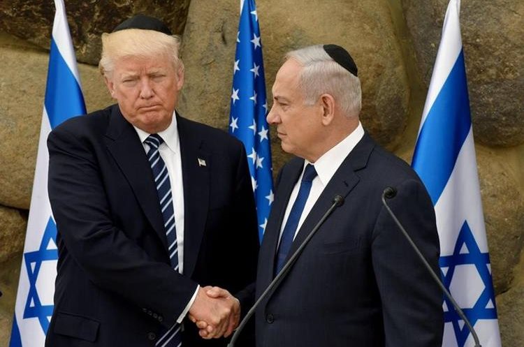 El presidente estadounidense, Donald Trump (i), y su homólogo israelí, Benjamin Netanyahu.