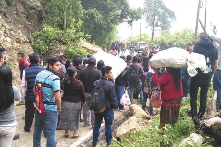 Unos 40 mil personas son afectados por el derrumbe que obstaculiza el paso por la referida ruta. (Foto Prensa Libre: Ángel Julajuj)