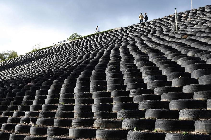 Un muro construido con más de 13 mil neumáticos reciclados, se utiliza para cultivar cerca de la fuente del río Lempa en Olopa 213 kilómetros al este de la ciudad de Guatemala. (Foto Prensa Libre: AFP).