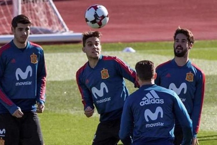 España es una de las selecciones candidatas para ganar la Copa del Mundo de Rusia 2018, este martes enfrentará en amistoso a los anfitriones del próximo mundial. (Foto Prensa Libre: AFP)