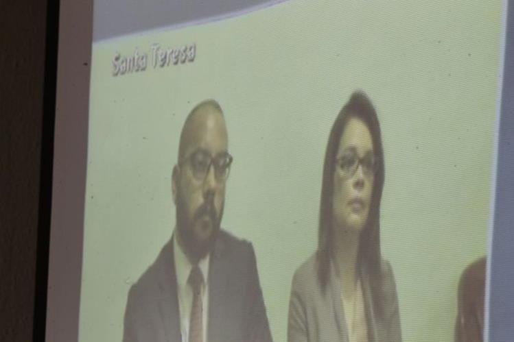 Roxana Baldetti, junto a su abogado, compareció por videoconferencia ante el Tribunal Quinto. (Foto Prensa Libre: Paulo Raquec)