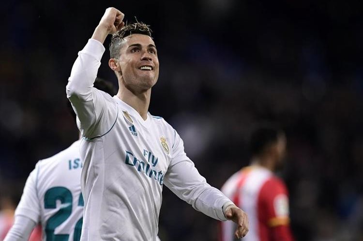 El público madridista aplaudió a Cristiano al finalizar el partido. (Foto Prensa Libre: AFP)