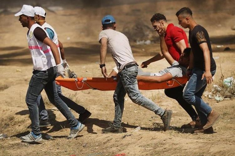 Israel afirmó haber dado muerte a tres personas intentando plantar explosivos cerca de la valla de seguridad que restringe el paso a la ciudad de Jerusalén. GETTY IMAGES