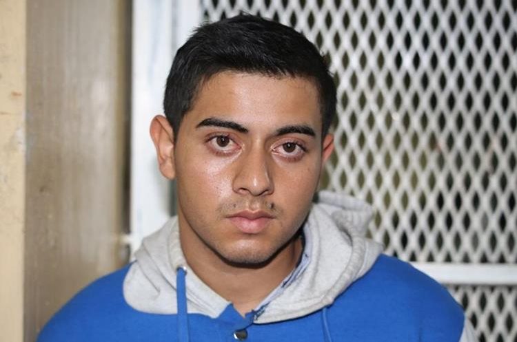 Una mujer que utilizaba los baños de un restaurante en la zona 10 halló un teléfono móvil que habría sido dejado por Sergio Alexander Sagastume Reynoso.(Foto Prensa Libre: PNC)