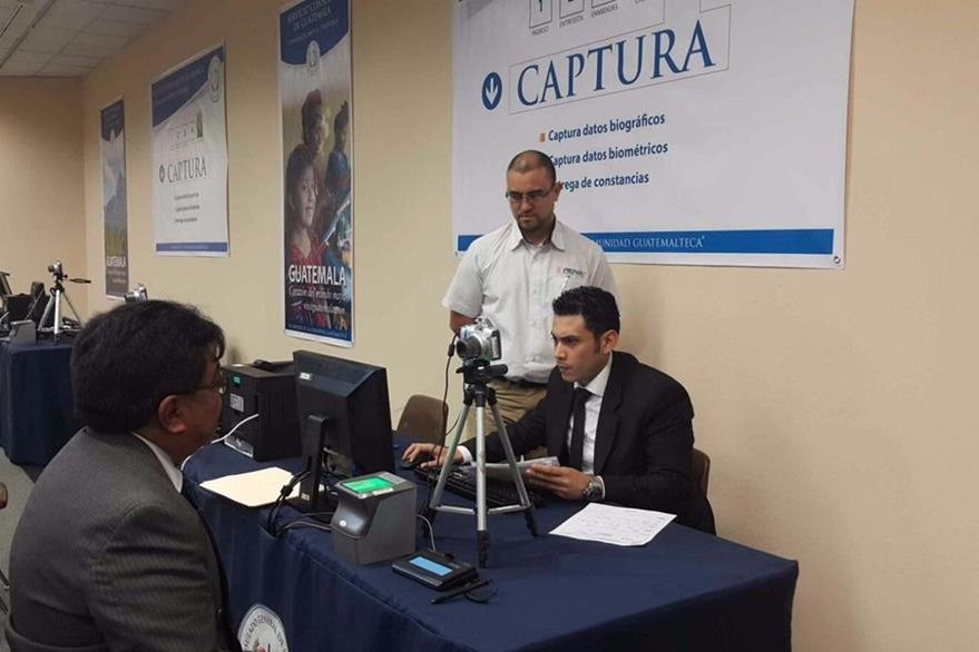 En el consulado móvil de Richmond atienden a los guatemaltecos que necesitan documento de identificación. (Foto Prensa Libre: Minex)