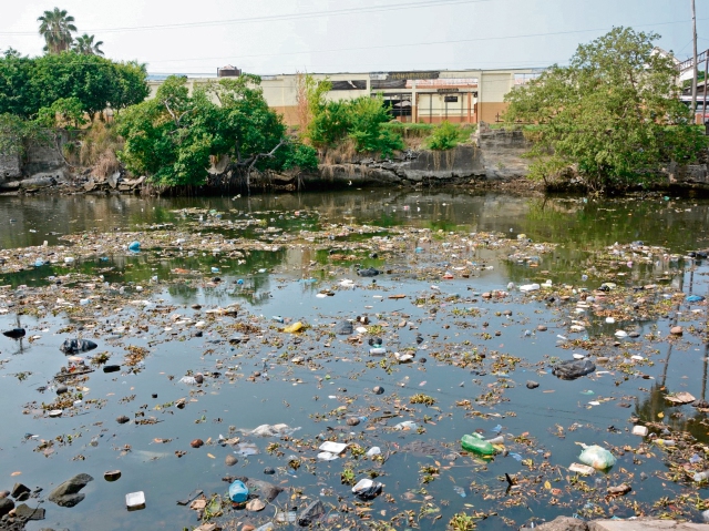 Contaminación en el canal de Chiquimulilla. (Foto Prensa Libre: Hemeroteca PL)