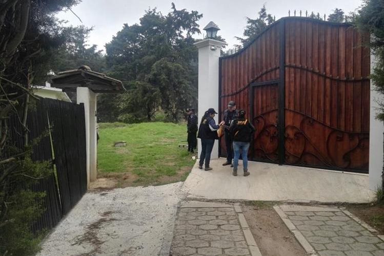 Agentes de la PNC resguardan inmuebles allanados en Cantel y otros puntos en Quetzaltenango. (Foto Prensa Libre: MP)