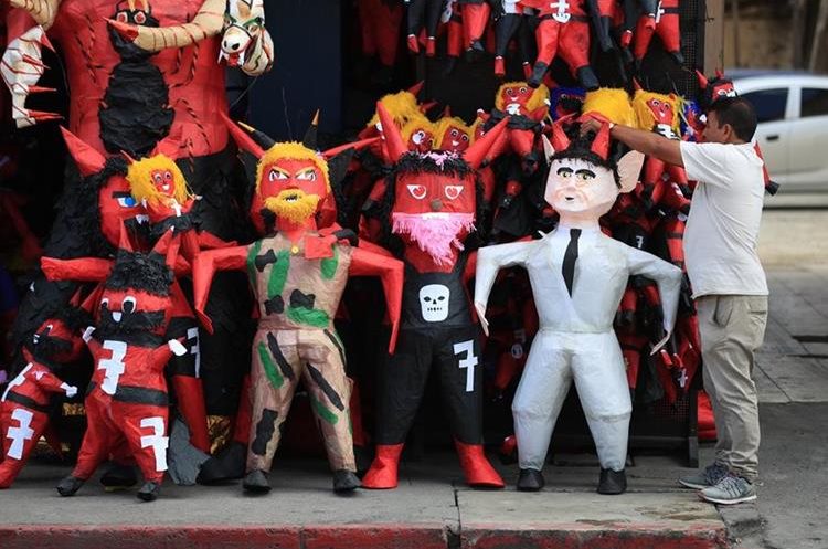 Diferentes personajes se observan en las ventas de piñatas para el 7 de diciembre