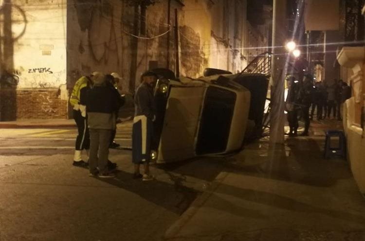 Dos vehículos colisionaron esta madrugada en el Centro Histórico, zona 1. (Foto Prensa Libre: Cortesía)