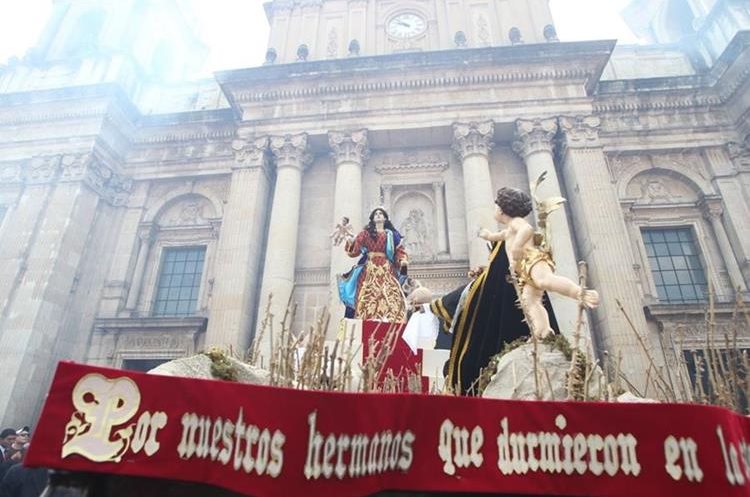 La procesión a su ingreso en Catedral Metropolitana.(Foto Prensa Libre: Erick Ávila)