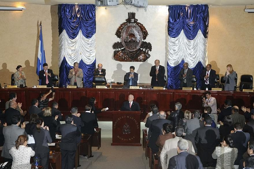 El presidente designado, Roberto Micheletti se dirige al Congreso luego de haber asumido la presidencia de Honduras. (Foto: EFE)