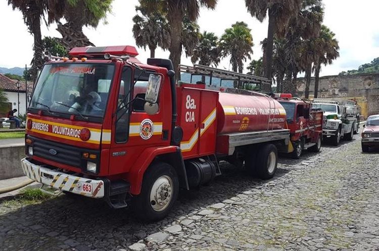 Socorristas abastecen de agua a vecinos y comercios de Antigua Guatemala, Sacatepéquez, ante daño de pozo. (Foto Prensa Libre: Julio Sicán)