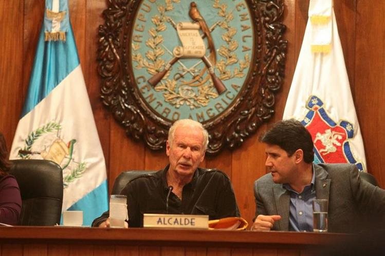 El alcalde Álvaro Arzú y el concejal Ricardo Quiñónez participan en la aprobación de los  presupuestos. (Foto Prensa Libre: Álvaro Interiano)