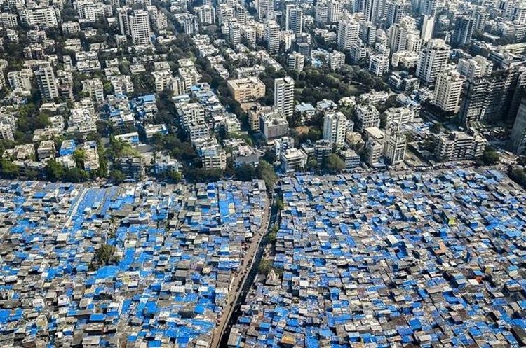 Bombay, India. Los techos azules son lonas diseñadas para proteger contra el el viento monzón. JOHNNY MILLER/MILLEFOTO
