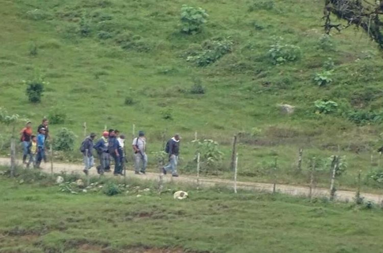 La Policía identificó a los manifestantes, quienes tenían armas de grueso calibre. (Foto Prensa Libre: Cortesía PNC)