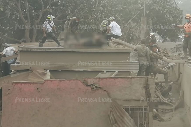Socorristas sacan por el techo el cuerpo sin vida de un hombre en Los Lotes, Escuintla. (Foto Prensa Libre: Enrique Paredes)